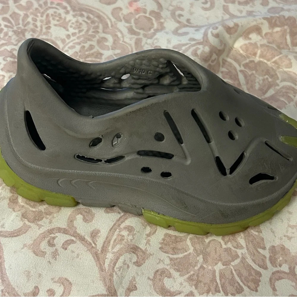 SIA (SOMEWHERE IN AMERICA)  SLIP ON SHOES  SIZE 9/10 C